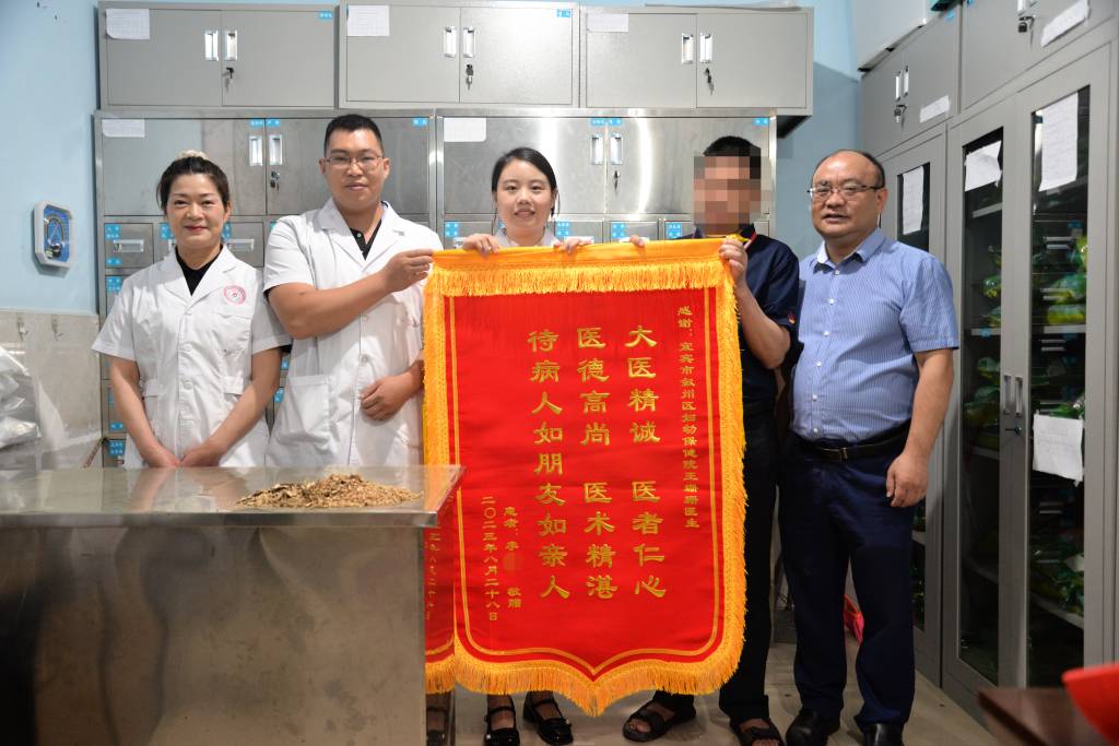 优质服务暖人心 真心赞誉赠锦旗