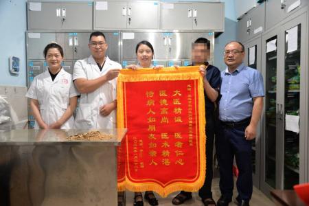 优质服务暖人心 真心赞誉赠锦旗
