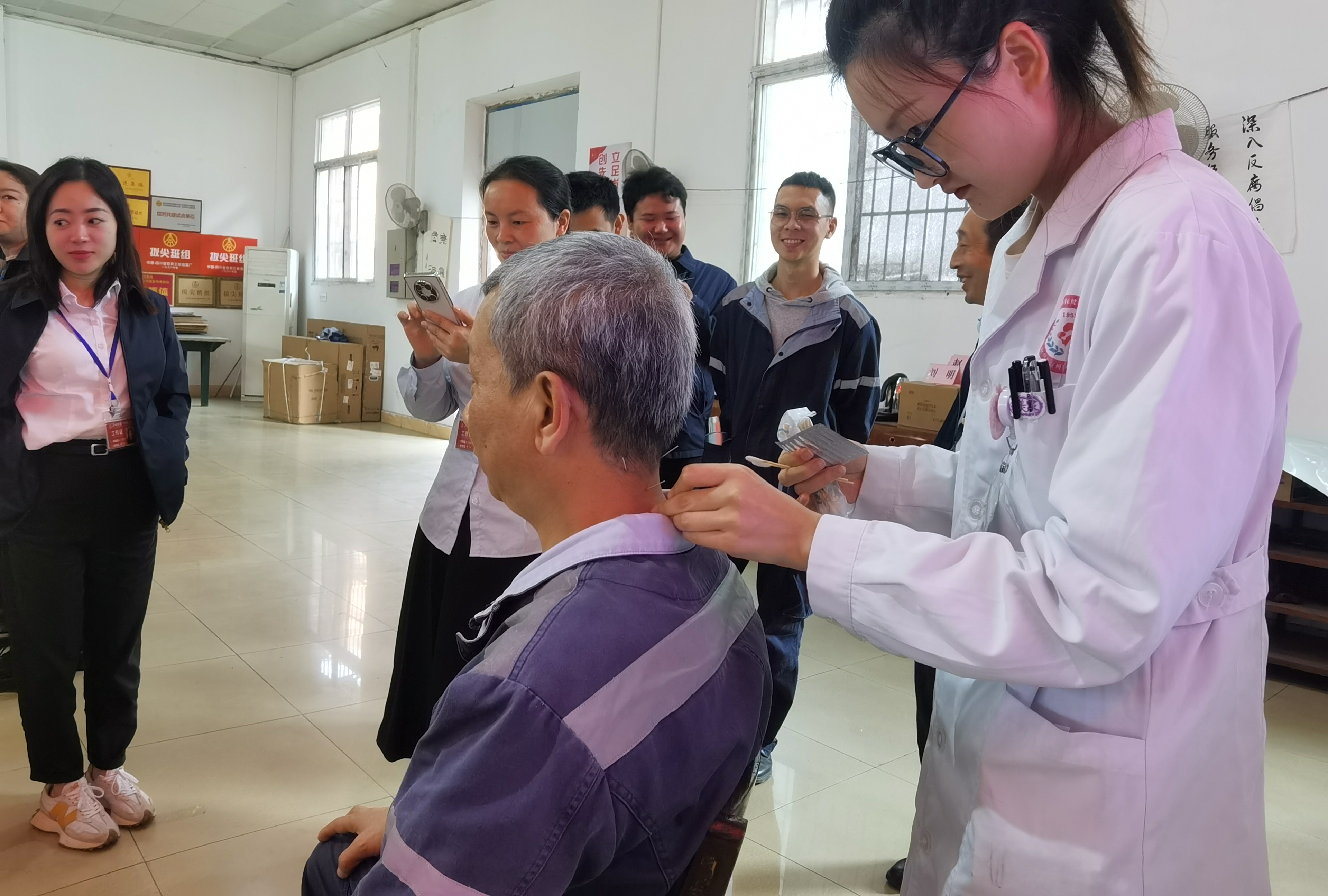 健康宣讲进车间，送医服务办实事