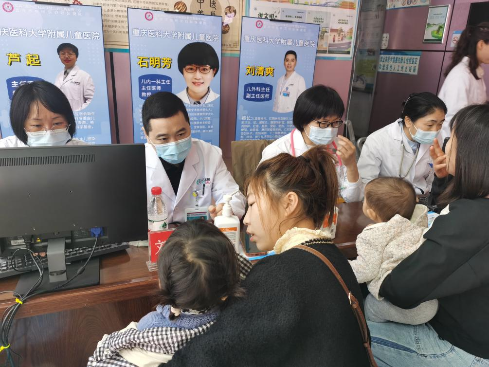 重医儿院专家团到叙州区妇幼保健院开展巡诊活动