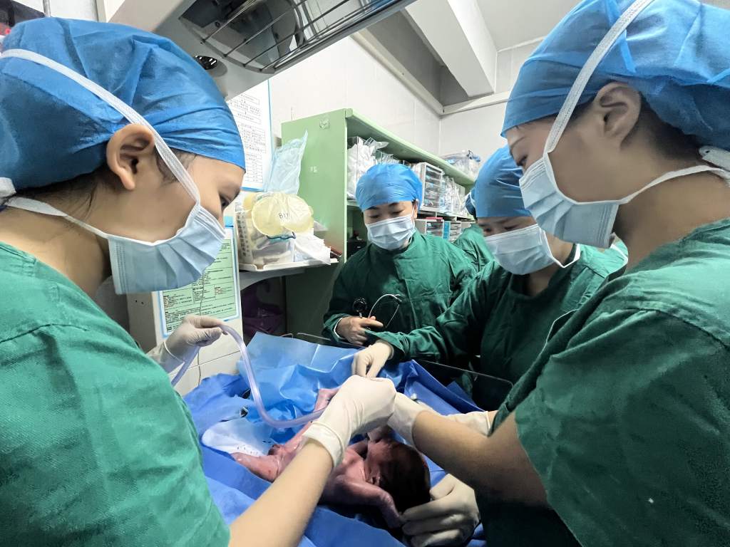 接力救援300斤孕产妇生产困难 全力以赴保母子平安