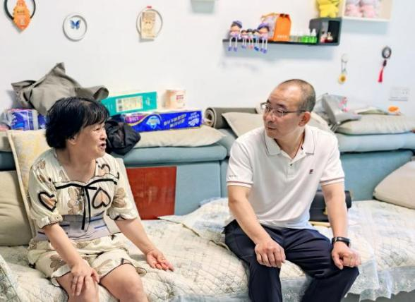 践行群众路线 用心用情服务群众