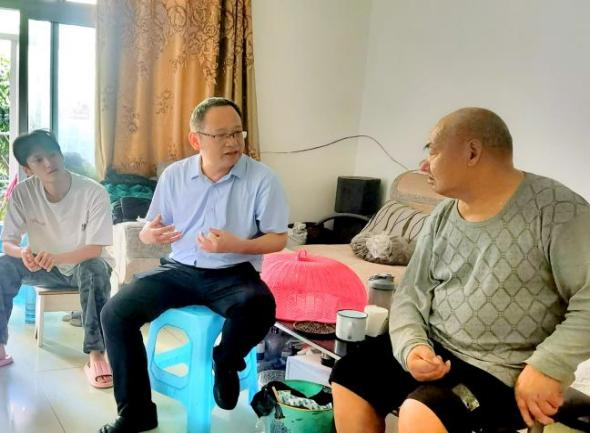 践行群众路线 用心用情服务群众