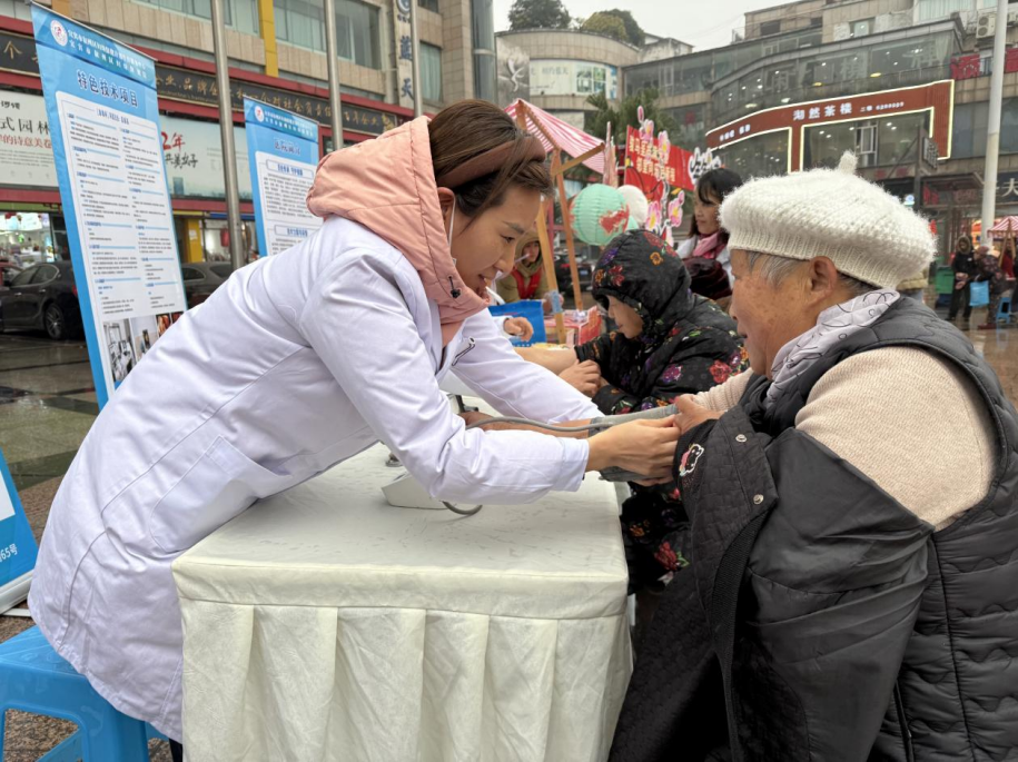 健康义诊进社区  游园惠民暖人心--叙州区妇幼保健计划生育服务中心开展社区义诊活动