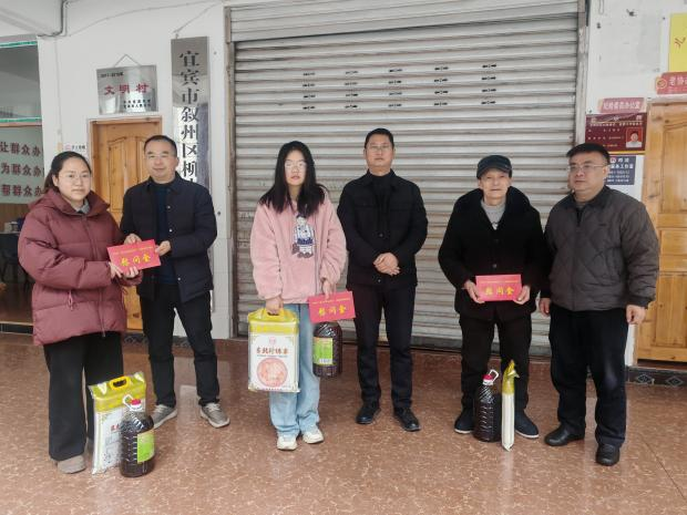 新春慰问暖人心 关怀传递显温情——叙州区妇幼保健院开展2026年春节走访慰问系列活动